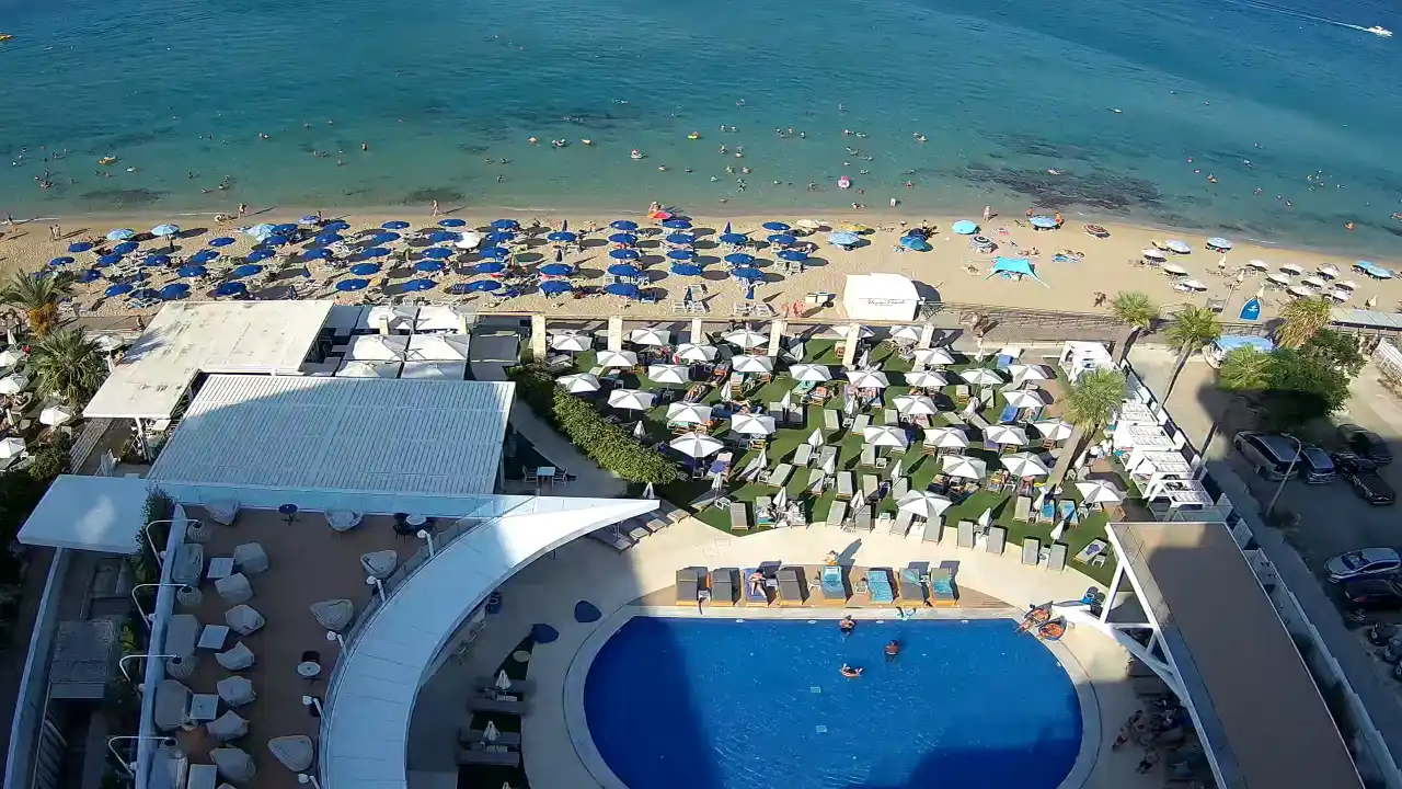 Webcam snapshot from :city — August 10, 2026 14:00